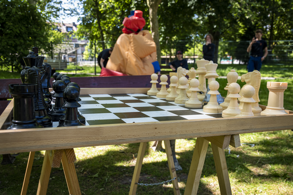 SJD-Die Falken Dortmund hatten ihr großes Schach dabei. (Foto: Alix von Schirp / BootMedia Media Production) 20230603_AlixVSchirp_Jugendring-Sommerfest-2023-7