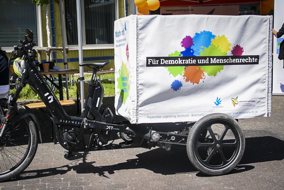 Unser Lastenrad, mit dem die Botschafter*innen der Erinnerung das "Gedenken unterwegs" in die Stadt bringen. (Foto: Alix von Schirp / BootMedia Media Production) 20230603_AlixVSchirp_Jugendring-Sommerfest-2023-16