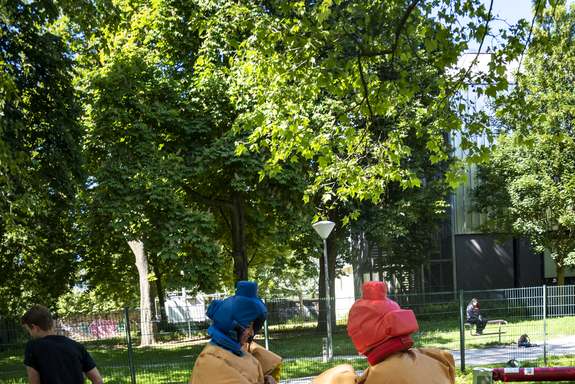 Ringen im Sumo-Kostüm bei SJD-Die Falken Dortmund. (Foto: Alix von Schirp / BootMedia Media Production) 20230603_AlixVSchirp_Jugendring-Sommerfest-2023-8