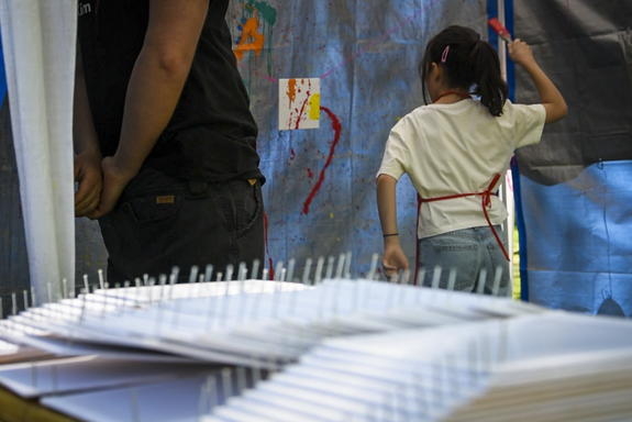 Actionpainting mit Viktoria mit Herz e.V. (Foto: Alix von Schirp / BootMedia Media Production) 20230603_AlixVSchirp_Jugendring-Sommerfest-2023-18