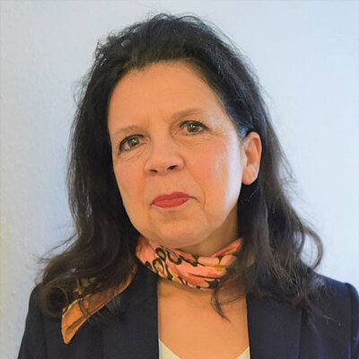 Claudia Roberts image-999