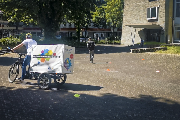 Auf einem Parcours konnte das Lastenrad auch gleich ausprobiert werden. (Foto: Alix von Schirp / BootMedia Media Production) 20230603_AlixVSchirp_Jugendring-Sommerfest-2023-19
