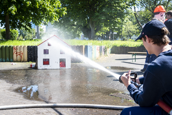Spritzübungen mit der Jugendfeuerwehr. (Foto: Alix von Schirp / BootMedia Media Production) 20230603_AlixVSchirp_Jugendring-Sommerfest-2023-9