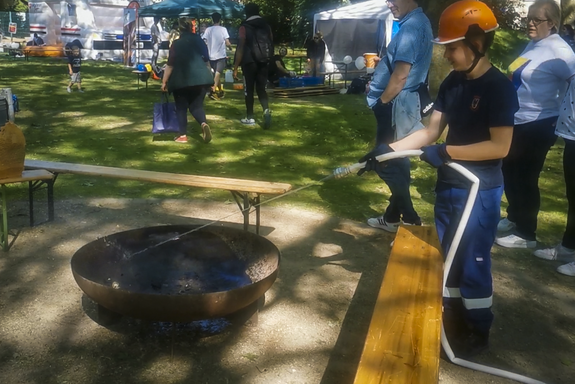 Die Jugendfeuerwehr löscht das Lagerfeuer der Pfadfinder*innen am Ende des Tages. (Foto: Alix von Schirp / BootMedia Media Production) 20230603_AlixVSchirp_Jugendring-Sommerfest-2023-21