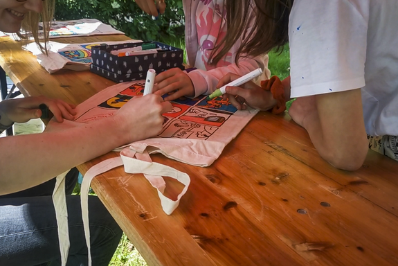 Bemalen von Kinderrechte-Taschen mit SJD-Die Falken Dortmund (Foto: Alix von Schirp / BootMedia Media Production) 20230603_AlixVSchirp_Jugendring-Sommerfest-2023-20