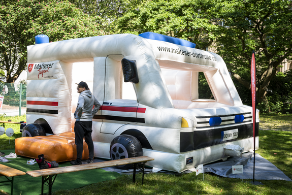 Die Hüpfburg der Malteser-Jugend. (Foto: Alix von Schirp / BootMedia Media Production) 20230603_AlixVSchirp_Jugendring-Sommerfest-2023-12